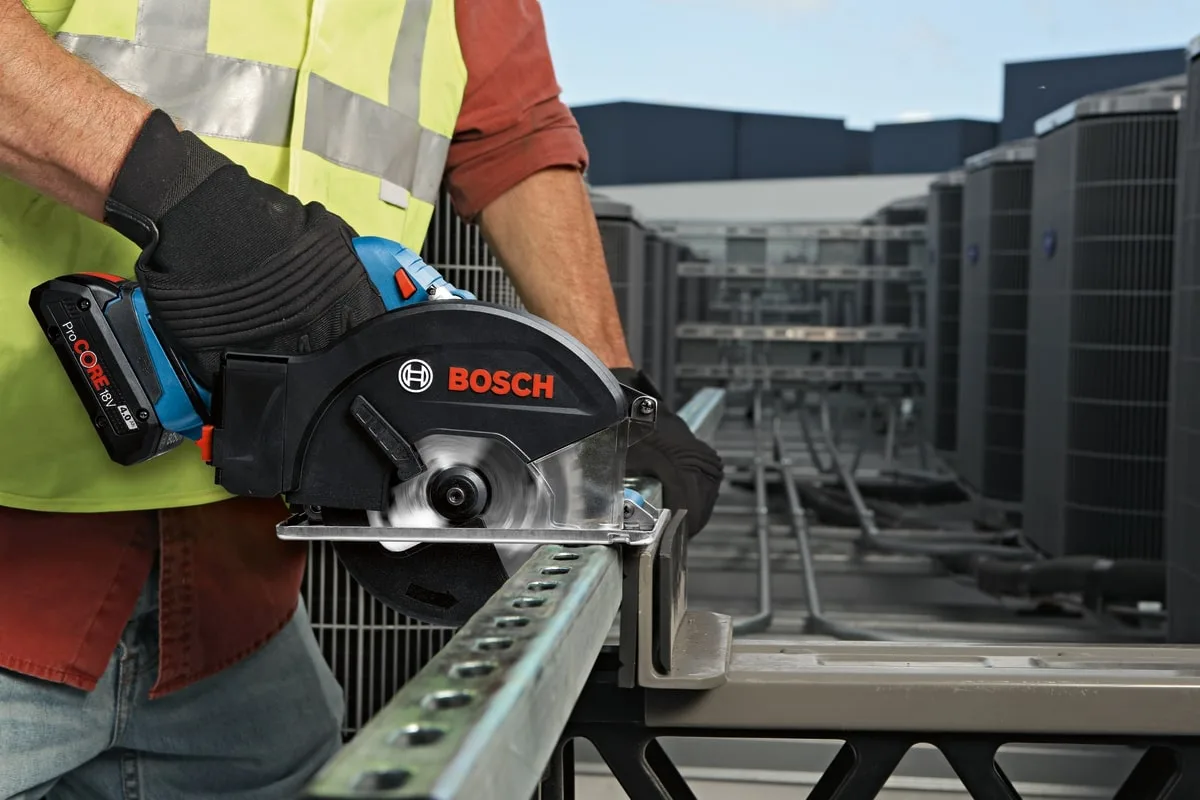 Акумуляторна дискова пила Bosch Professional GKM 18V-50 18В 2х5А·год 136мм 4250об/хв 2.2кг