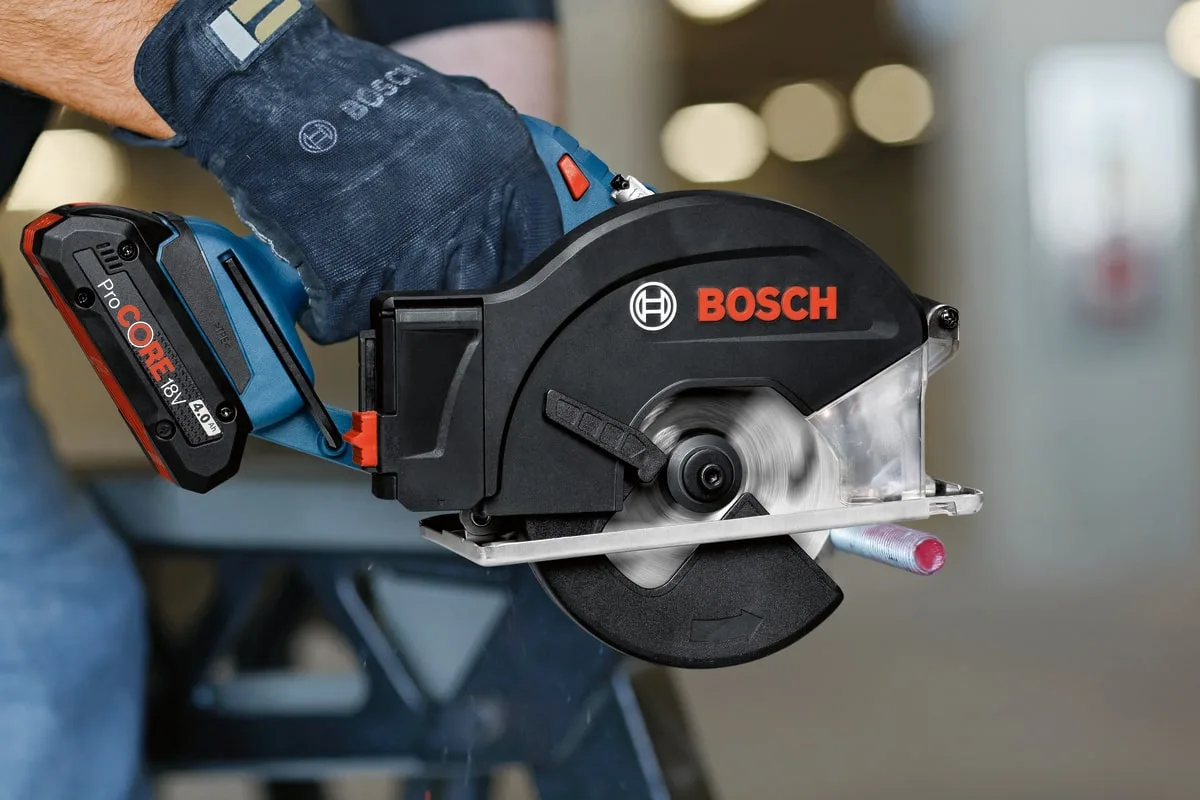 Акумуляторна дискова пила Bosch Professional GKM 18V-50 18В 2х5А·год 136мм 4250об/хв 2.2кг