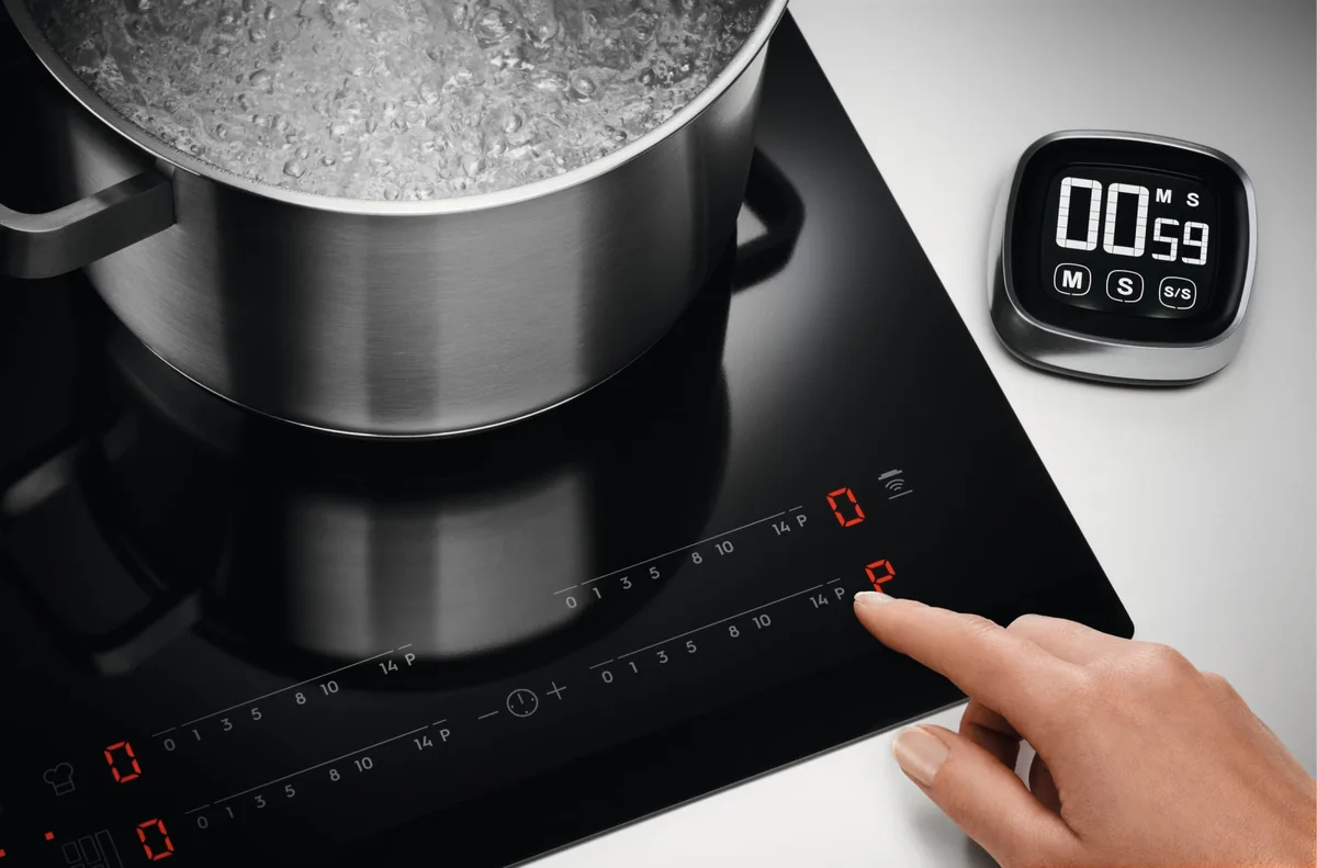 Індукційна варильна панель Electrolux, 60 см, з розширеною зоною, Hob2Hood, чорного кольору.