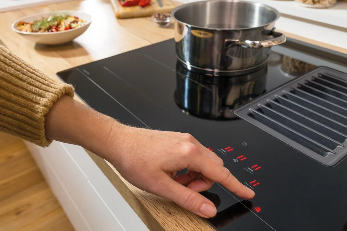 Варильна поверхня Gorenje індукційна 83см з витяжкою чорна для кухні з розширеною зоною 700м3/год