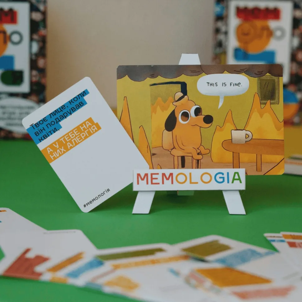 Настільна гра MemoGames Мемологія 126 мемів 180 жартів з мольбертом підставкою