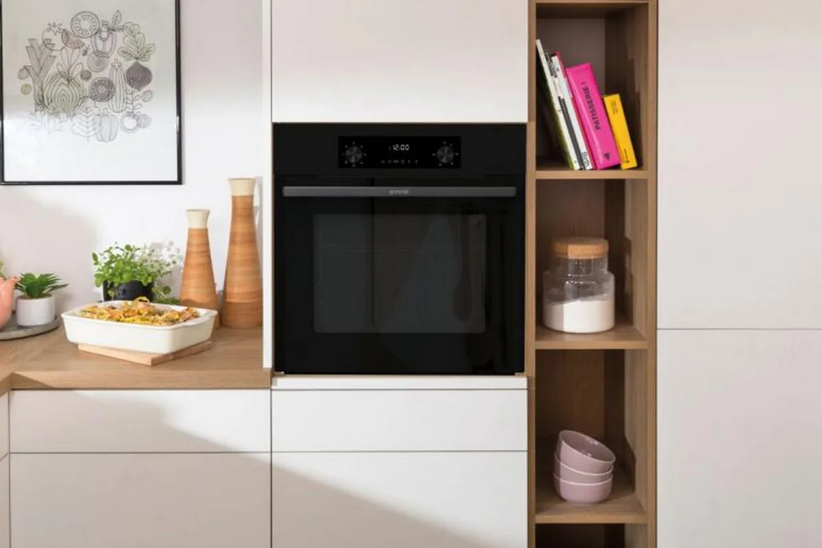 Духова шафа Gorenje електрична 61л конвекційна для випічки чорна з таймером і дисплеєм