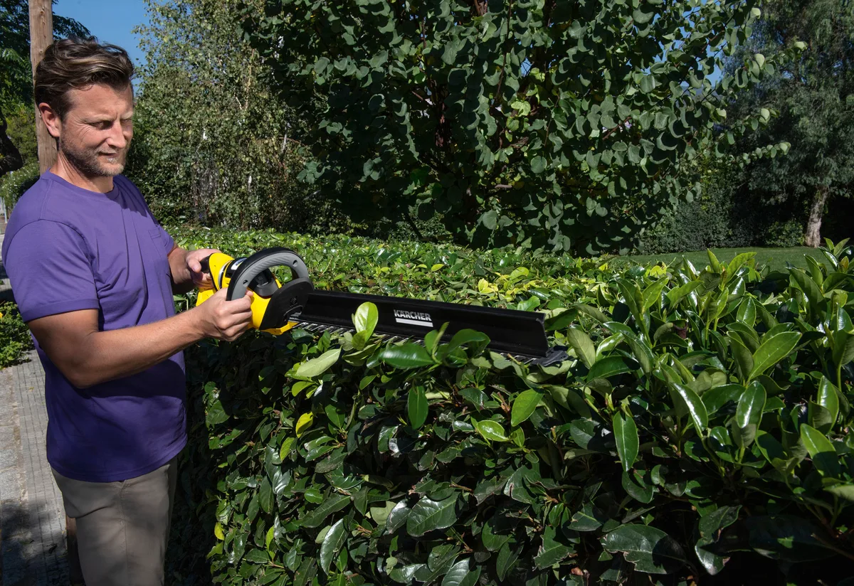 Акумуляторний кущоріз Karcher HGE 36-60, 36В, 60 см лезо, крок різу 26 мм, вага 3.3 кг, без батареї та зарядного пристрою.