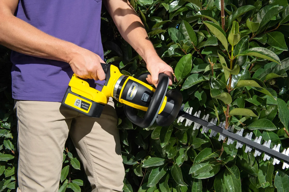 Акумуляторний кущоріз Karcher HGE 36-60, 36В, 60 см лезо, крок різу 26 мм, вага 3.3 кг, без батареї та зарядного пристрою.
