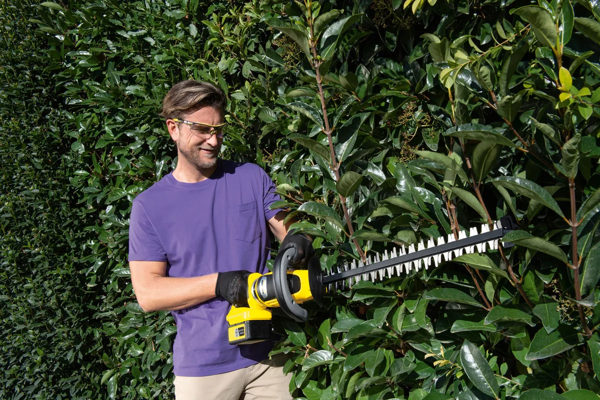 Акумуляторний кущоріз Karcher HGE 36-60, 36В, 60 см лезо, крок різу 26 мм, вага 3.3 кг, без батареї та зарядного пристрою.