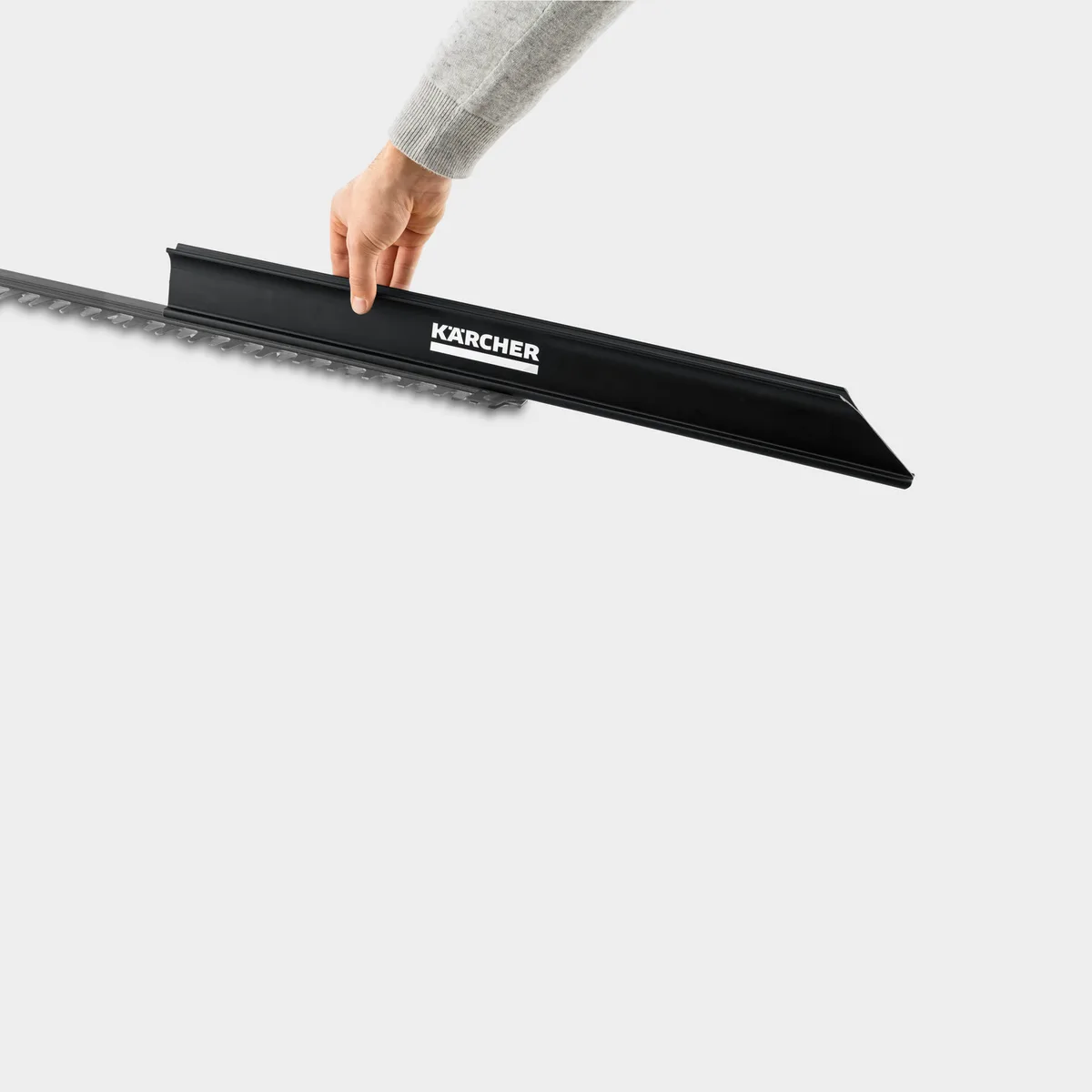 Акумуляторний кущоріз Karcher HGE 36-60, 36В, 60 см лезо, крок різу 26 мм, вага 3.3 кг, без батареї та зарядного пристрою.