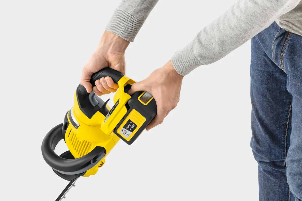 Акумуляторний кущоріз Karcher HGE 36-60, 36В, 60 см лезо, крок різу 26 мм, вага 3.3 кг, без батареї та зарядного пристрою.