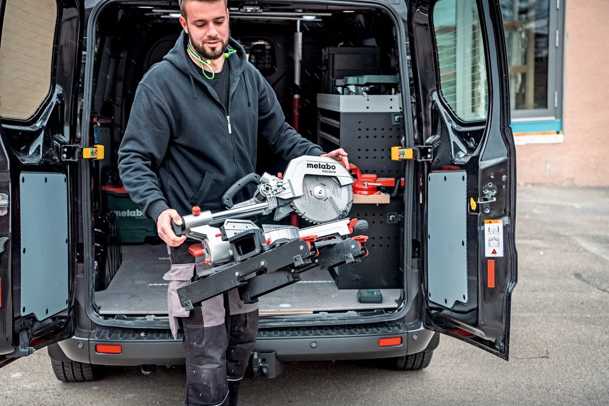 Торцювальна пила Metabo KGS 254 M, 1800 Вт, диск 254 мм, вага 16.1 кг.