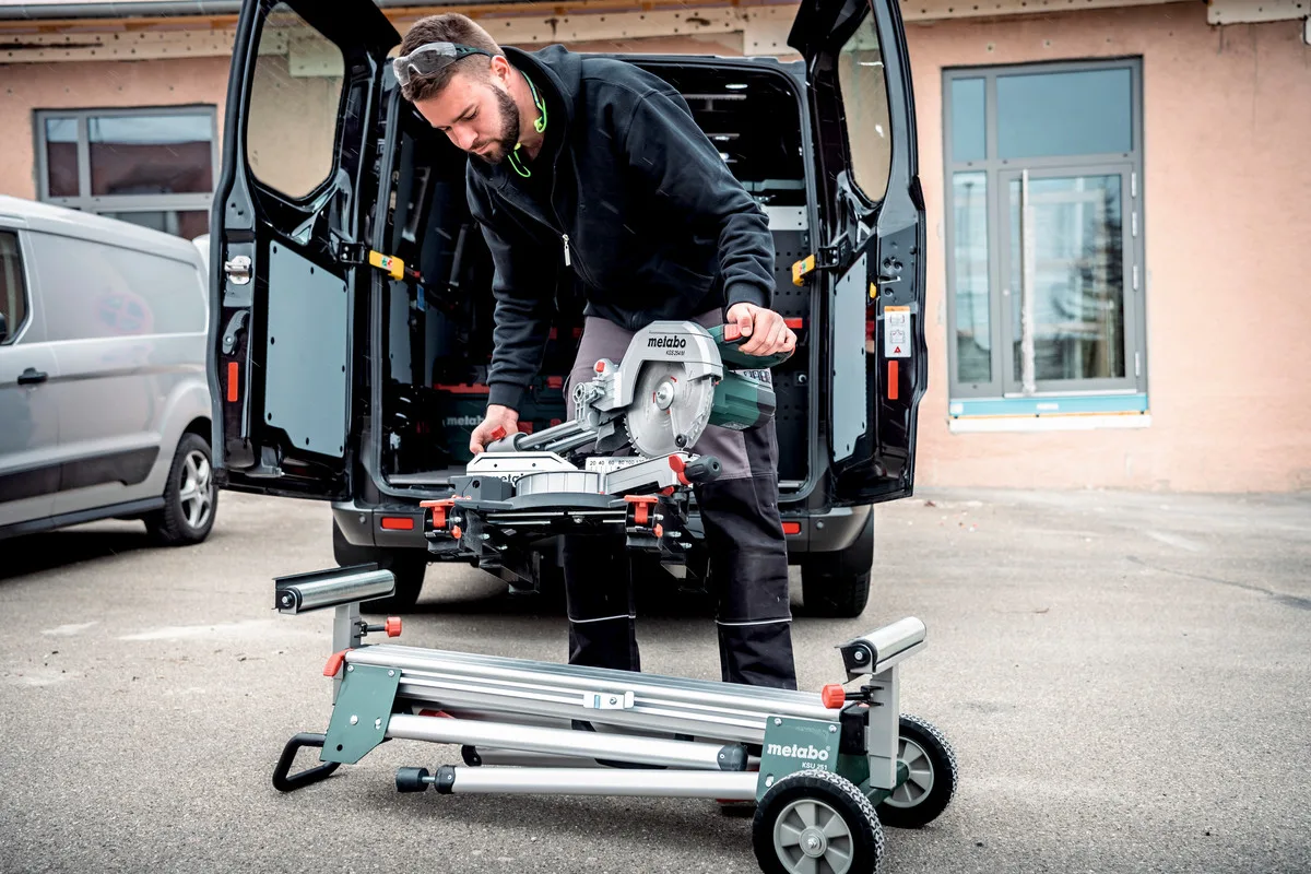Торцювальна пила Metabo KGS 254 M, 1800 Вт, диск 254 мм, вага 16.1 кг.