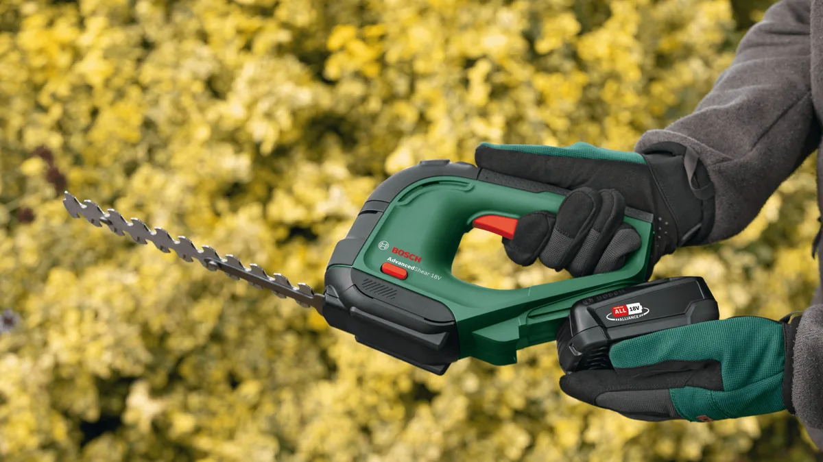 Аккумуляторные ножницы для травы Bosch AdvancedShear 18V-10 с насадкой для кустореза 10/20 см, шаг реза 8 мм, комплект: 1xPBA 1x20А