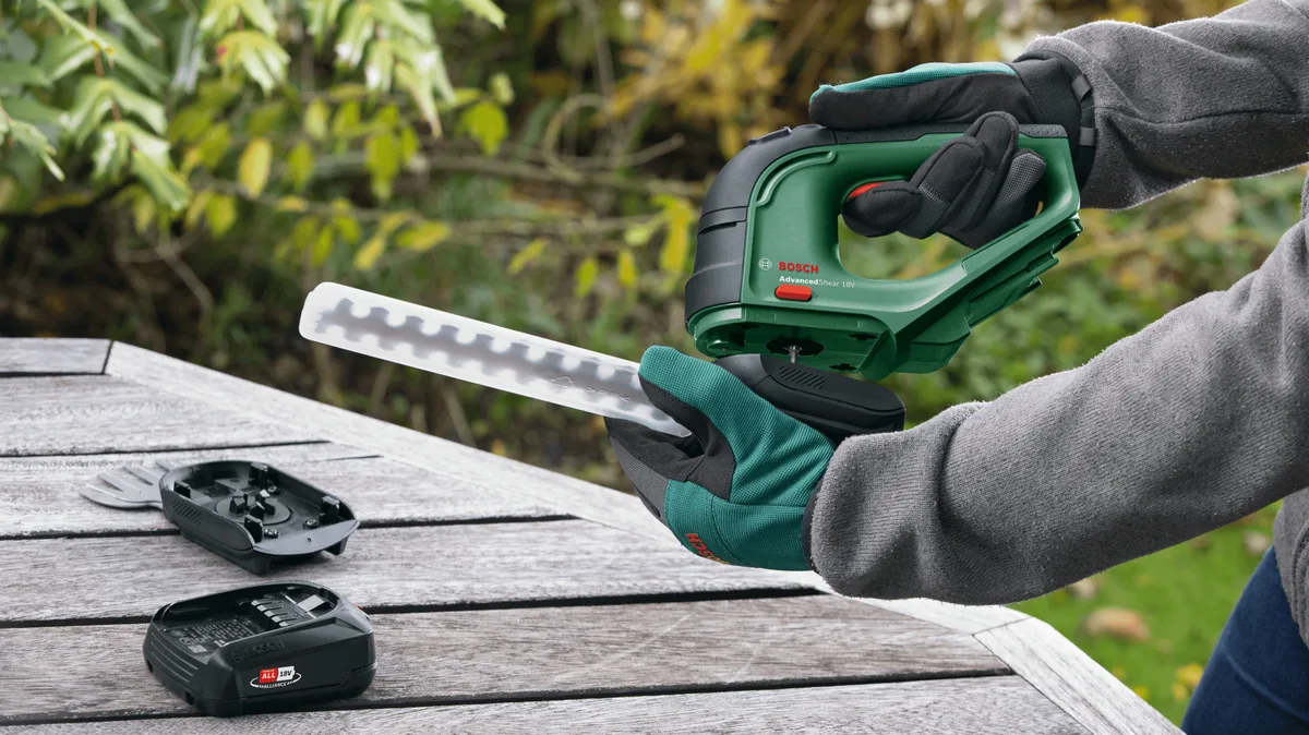 Аккумуляторные ножницы для травы Bosch AdvancedShear 18V-10 с насадкой для кустореза 10/20 см, шаг реза 8 мм, комплект: 1xPBA 1x20А