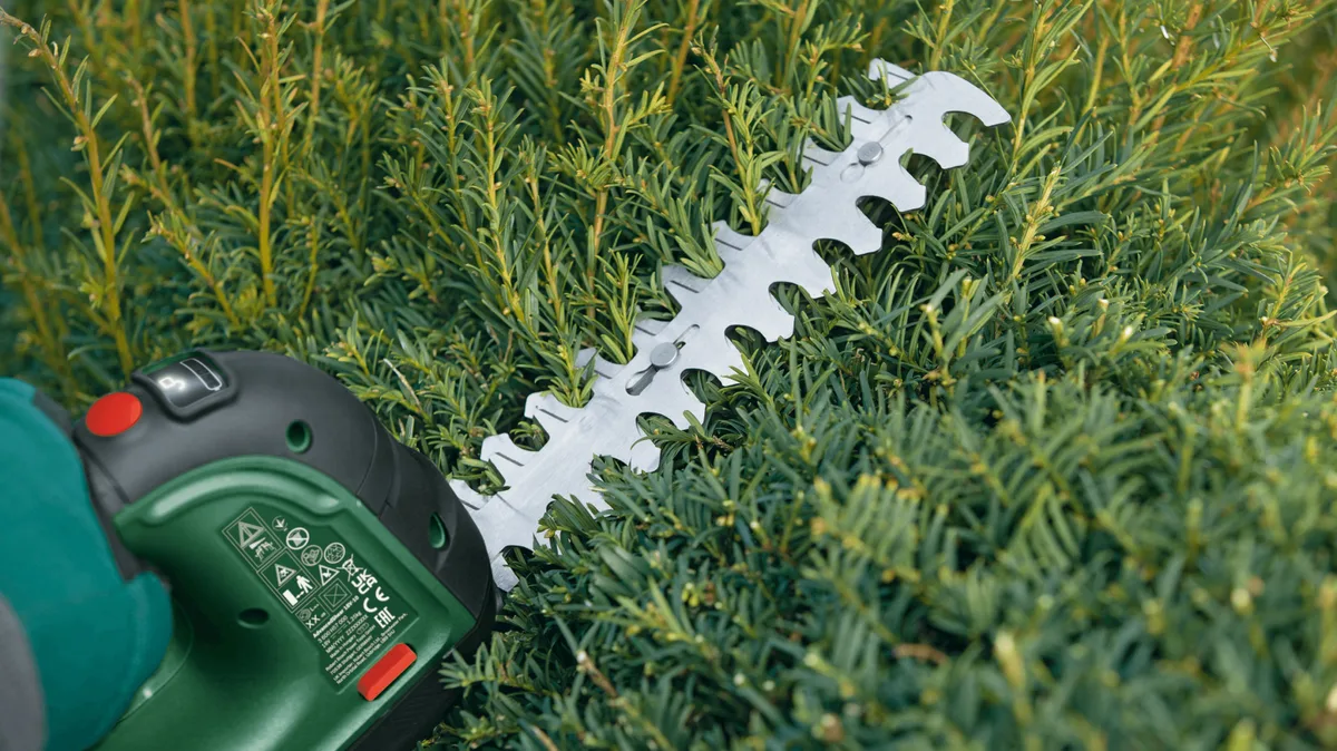 Аккумуляторные ножницы для травы Bosch AdvancedShear 18V-10 с насадкой для кустореза 10/20 см, шаг реза 8 мм, комплект: 1xPBA 1x20А