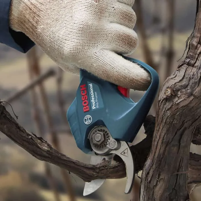 Акумуляторний секатор Bosch Professional, 12В, діаметр різу 25 мм, вага 1000 г, без акумулятора та зарядного пристрою.