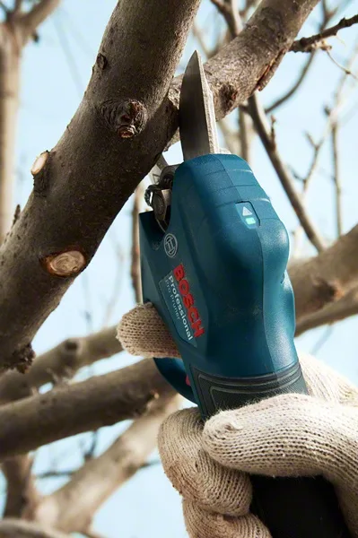 Акумуляторний секатор Bosch Professional, 12В, діаметр різу 25 мм, вага 1000 г, без акумулятора та зарядного пристрою.