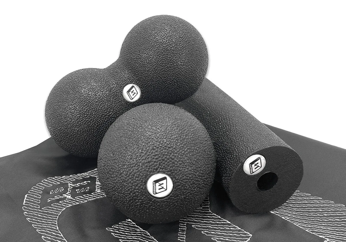 Набір для масажу EasyFit ЕПП 3 предмети Ролик 15х5 см Подвійний м'ячик 16х8 см М'ячик 8 см Чорний