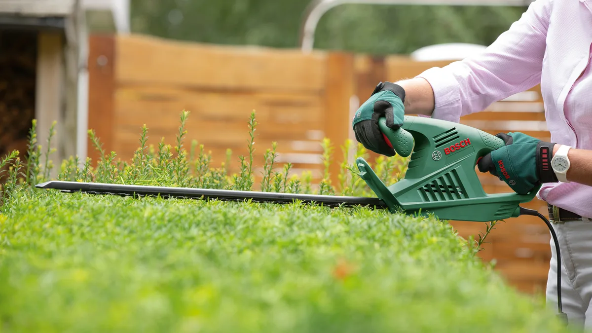 Кущоріз Bosch EasyHedgeCut 55, 450 Вт, 55 см, крок різу 16 мм, вага 2.7 кг.