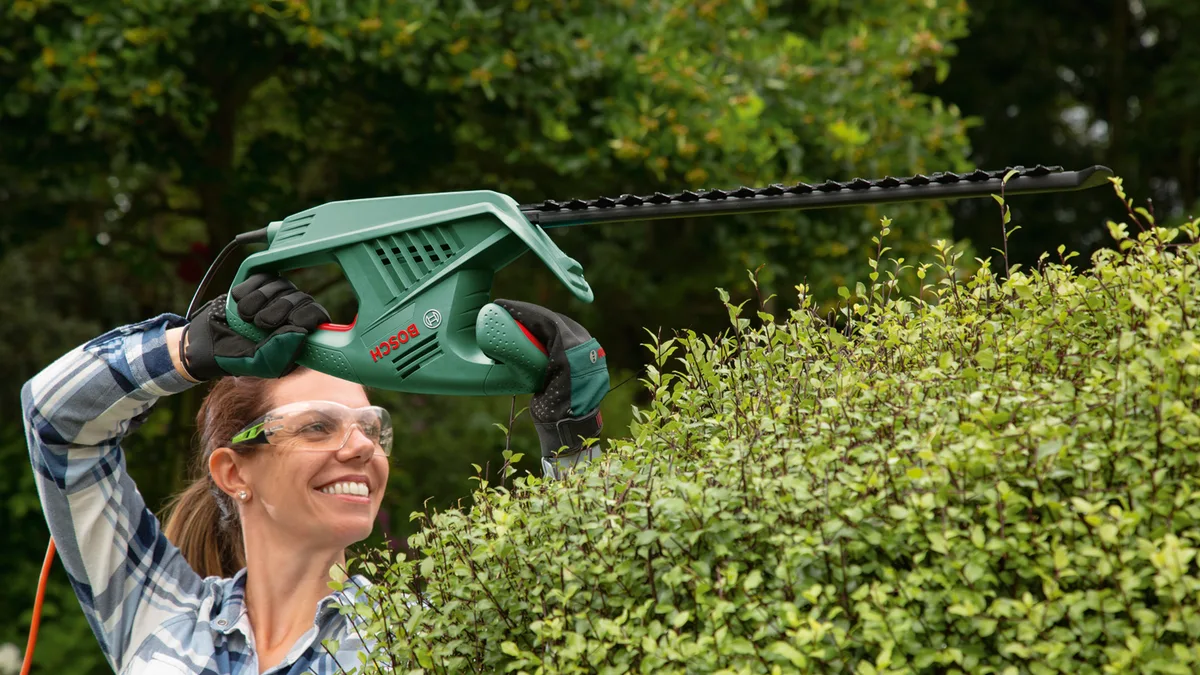 Кущоріз Bosch EasyHedgeCut 55, 450 Вт, 55 см, крок різу 16 мм, вага 2.7 кг.