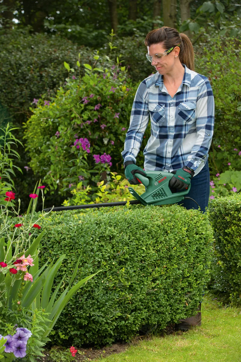 Кущоріз Bosch EasyHedgeCut 55, 450 Вт, 55 см, крок різу 16 мм, вага 2.7 кг.