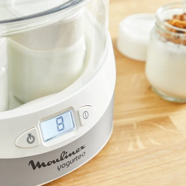Йогуртниця Moulinex потужністю 15 Вт, з 7 склянками по 0,16 л (скло), пластиковий корпус, біло-сірого кольору.