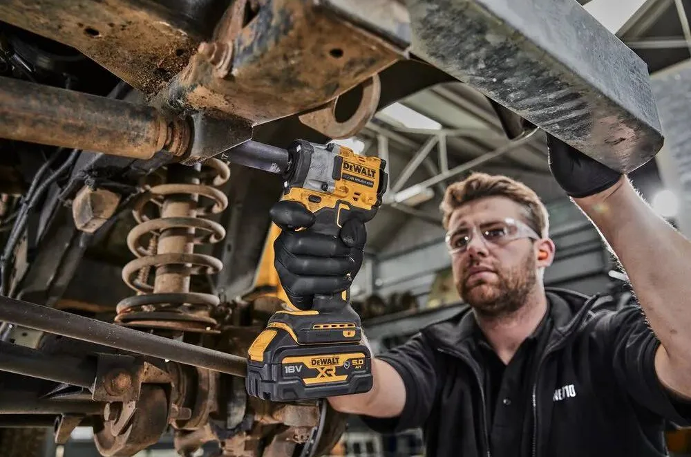 Гайковерт ударний DeWalt 18В 610Нм без АКБ для автомобільного сервісу і монтажу конструкцій