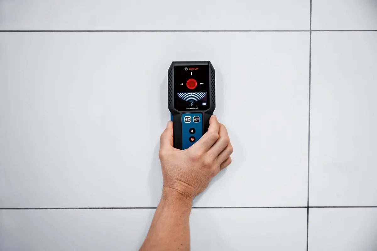 Детектор акумуляторний Bosch Professional для виявлення об'єктів до 120мм з індикацією сигналу та чохлом