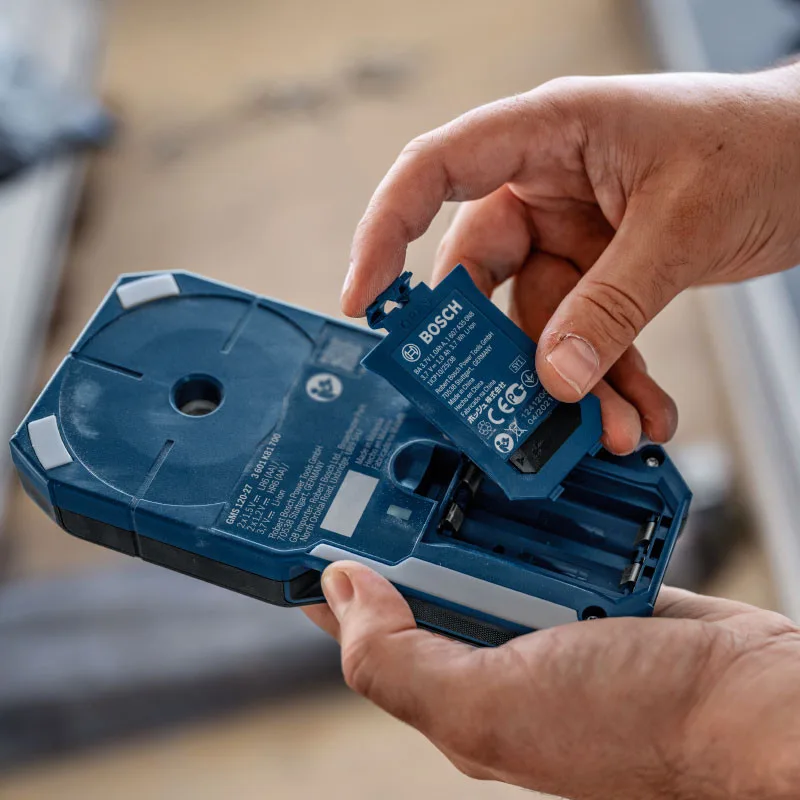 Детектор акумуляторний Bosch Professional для виявлення об'єктів до 120мм з індикацією сигналу та чохлом