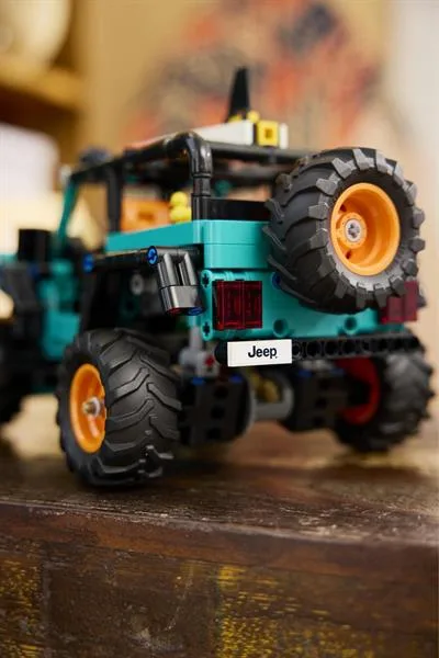 Конструктор LEGO Technic Позашляховик 723 деталі Пластик 38х7х26 см