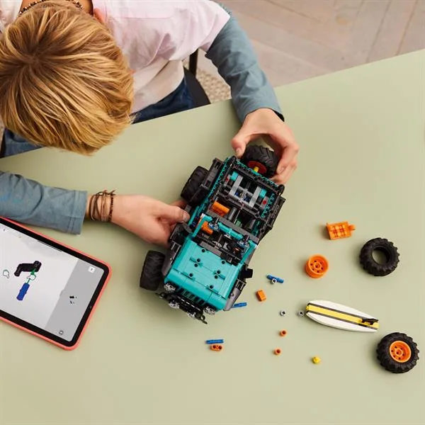 Конструктор LEGO Technic Позашляховик 723 деталі Пластик 38х7х26 см