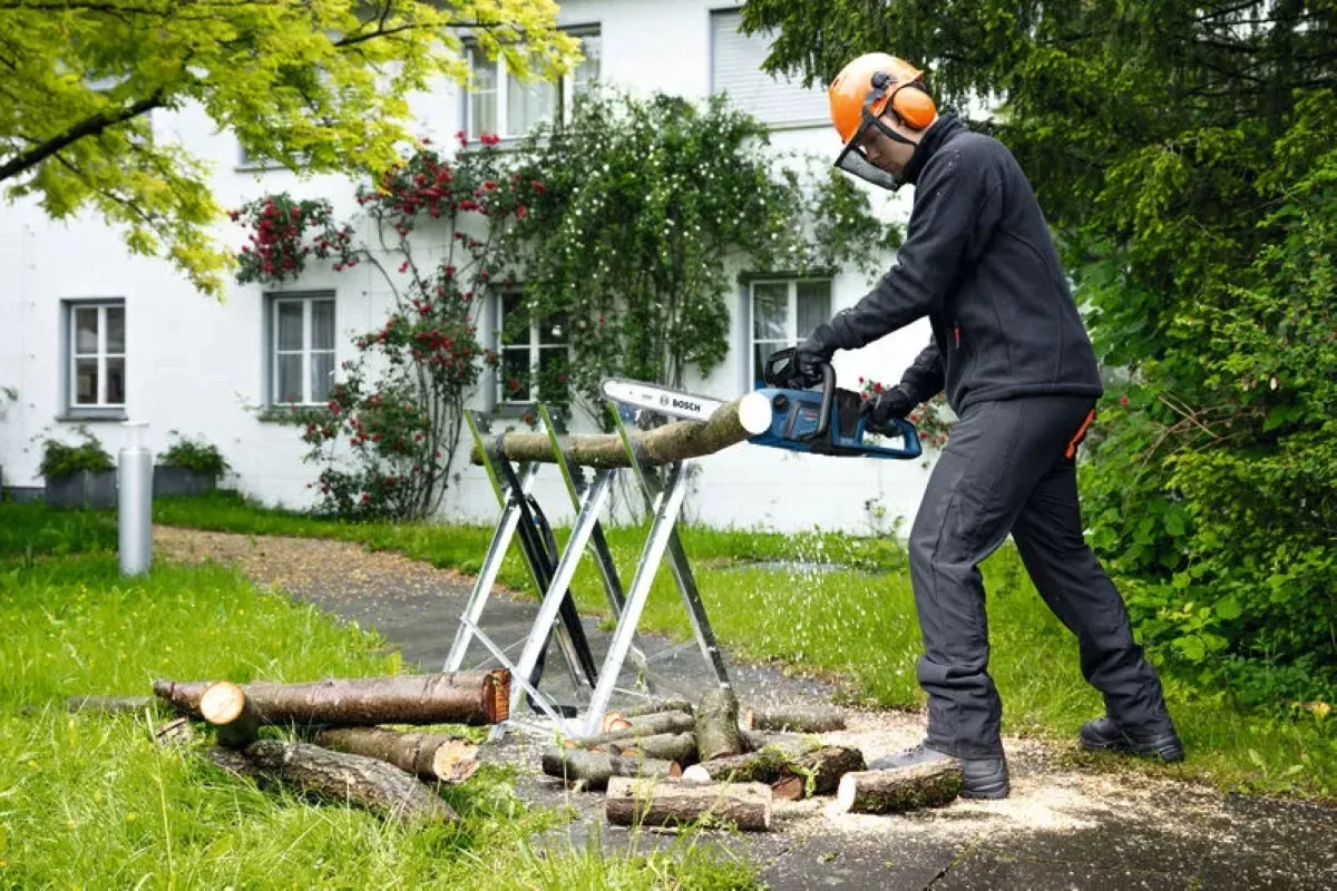Акумуляторна ланцюгова пила Bosch Professional GKE 18V-40, 18В, 40 см, вага 3.7 кг, без батареї та зарядного пристрою.