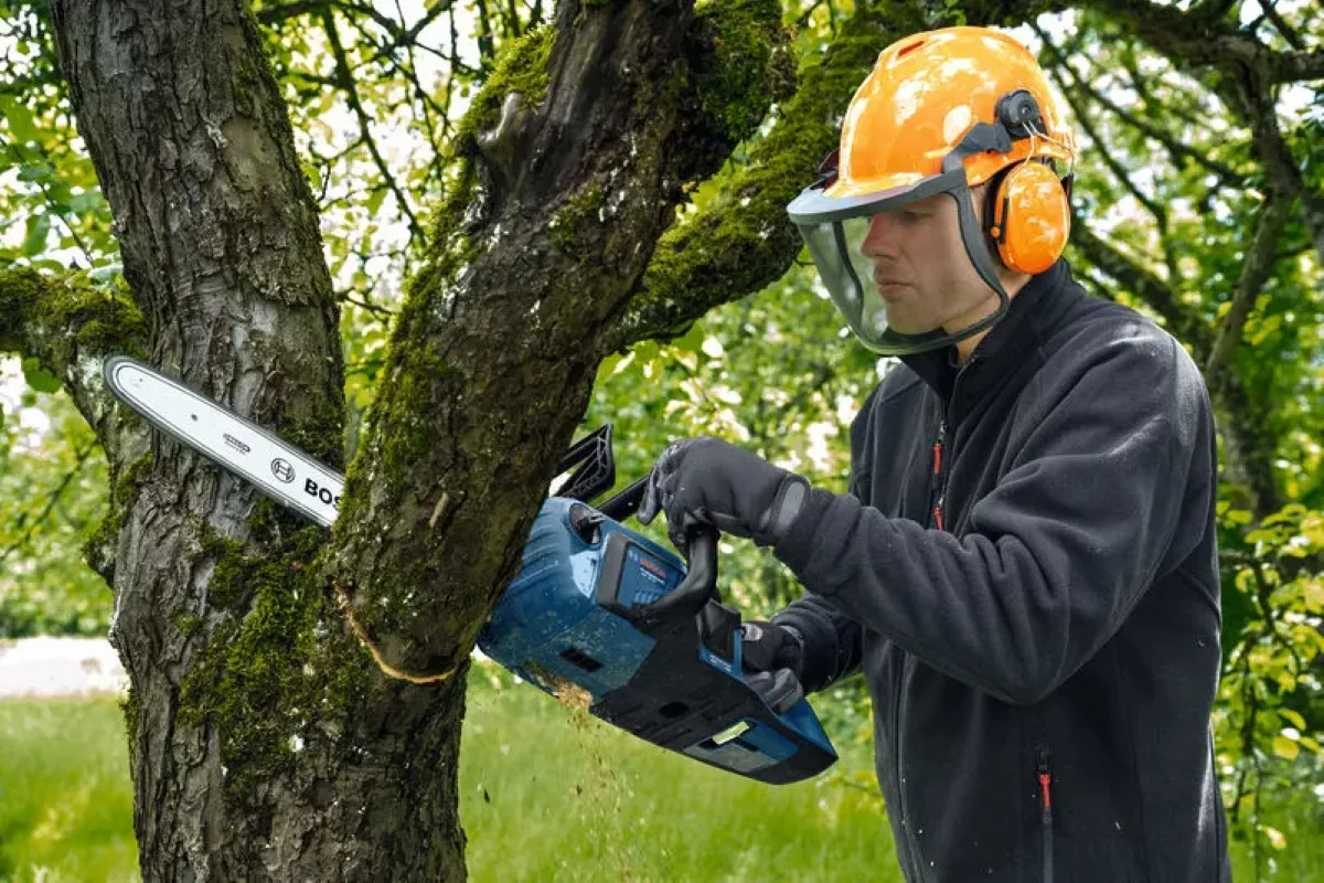 Акумуляторна ланцюгова пила Bosch Professional GKE 18V-40, 18В, 40 см, вага 3.7 кг, без батареї та зарядного пристрою.