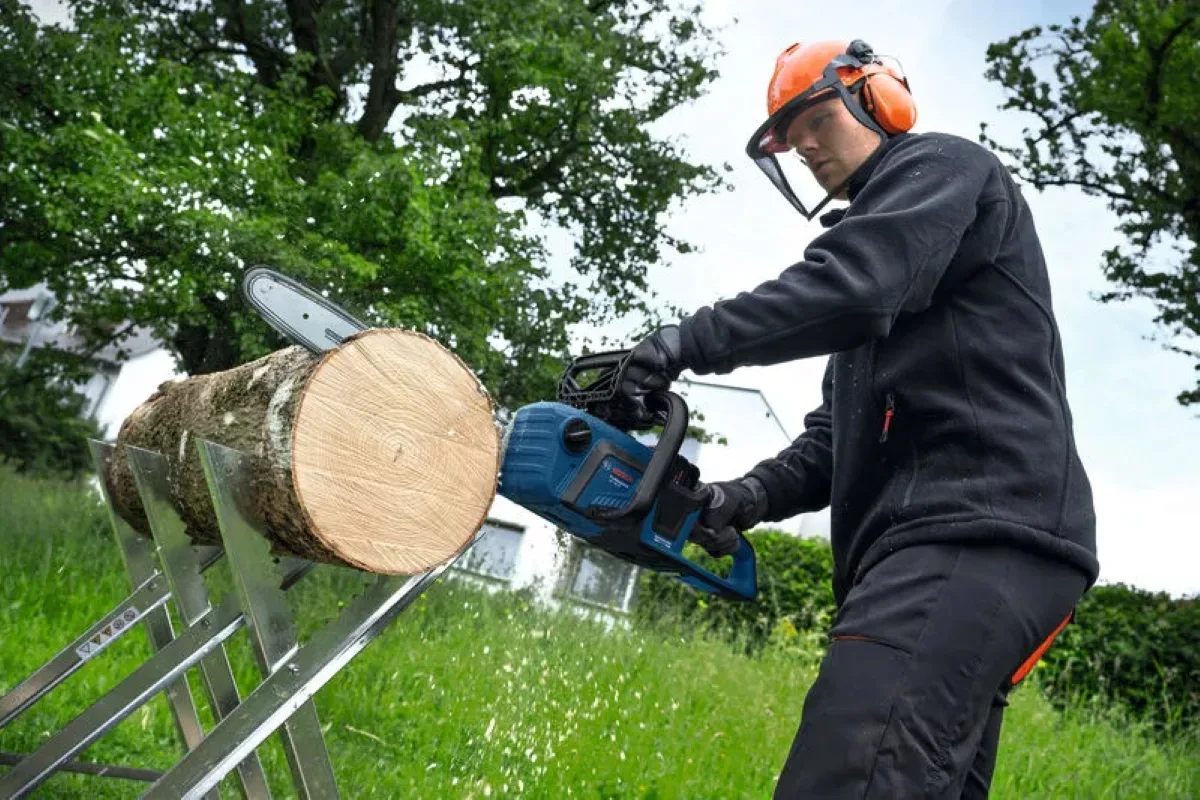 Акумуляторна ланцюгова пила Bosch Professional GKE 18V-40, 18В, 40 см, вага 3.7 кг, без батареї та зарядного пристрою.