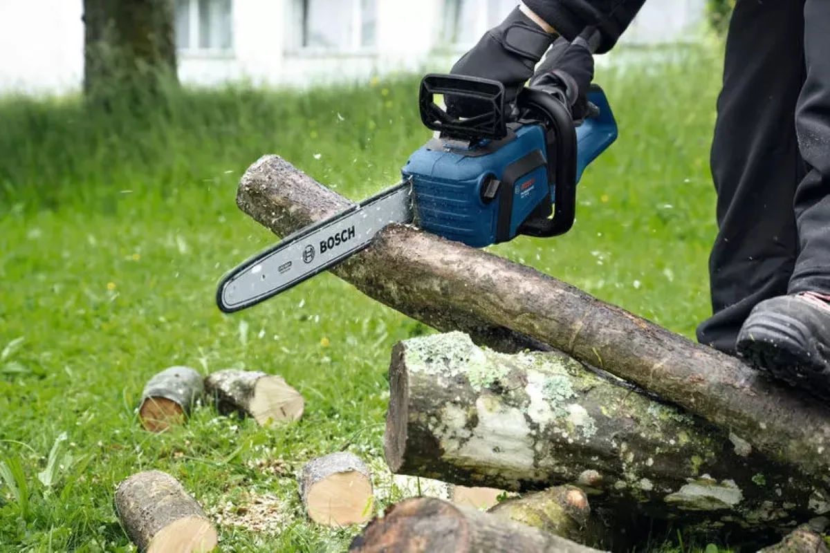 Акумуляторна ланцюгова пила Bosch Professional GKE 18V-40, 18В, 40 см, вага 3.7 кг, без батареї та зарядного пристрою.