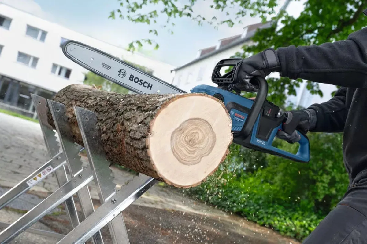 Акумуляторна ланцюгова пила Bosch Professional GKE 18V-40, 18В, 40 см, вага 3.7 кг, без батареї та зарядного пристрою.