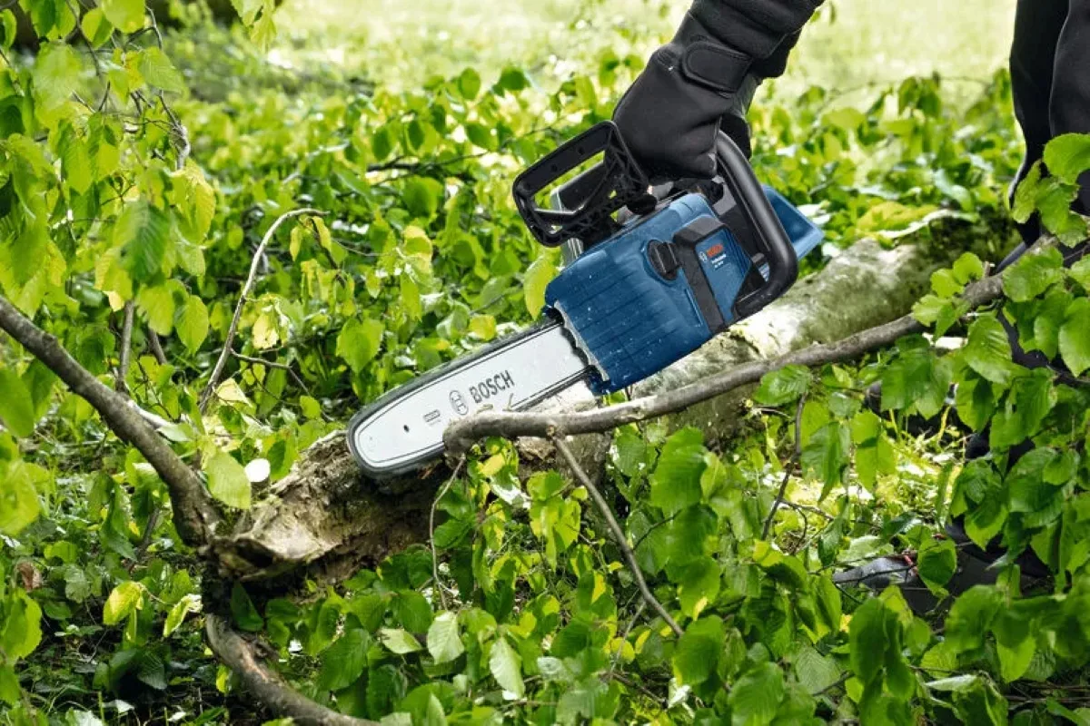 Акумуляторна ланцюгова пила Bosch Professional GKE 18V-40, 18В, 40 см, вага 3.7 кг, без батареї та зарядного пристрою.