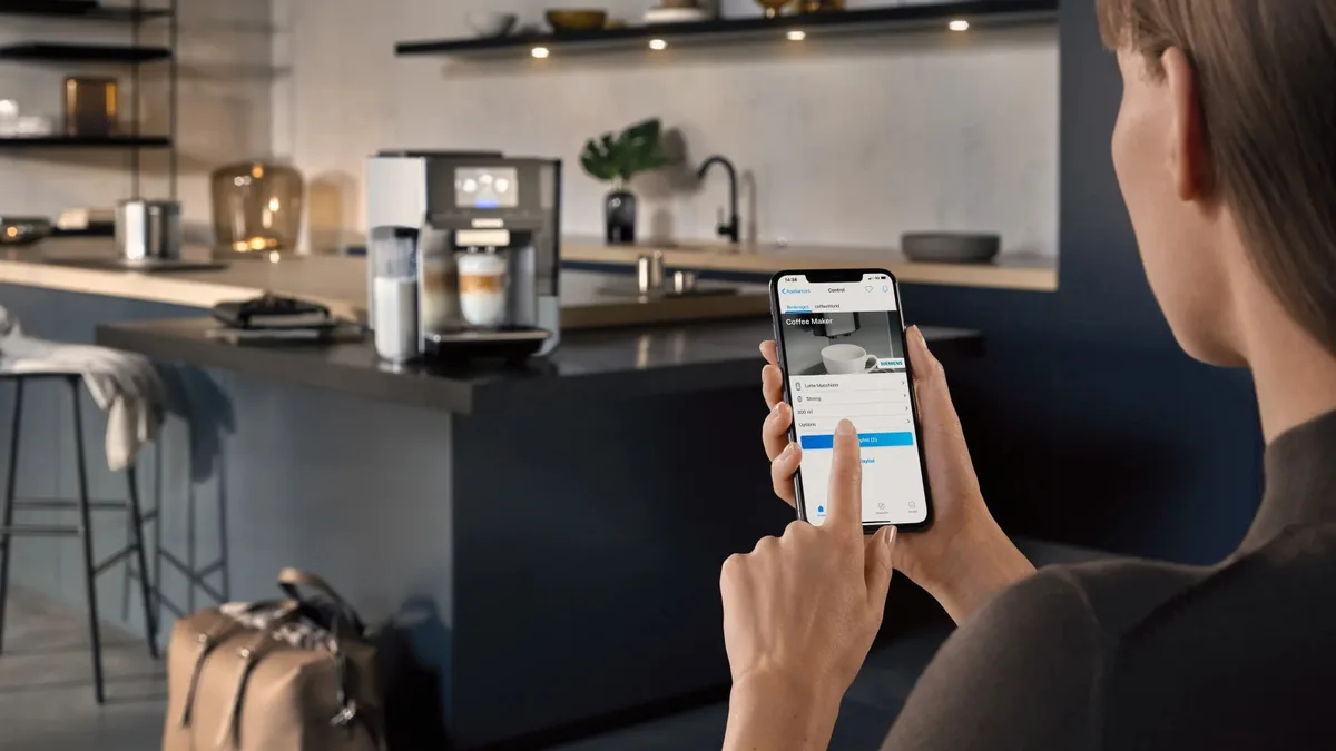 Кавоварка Siemens 2.4л, для зернової та меленої кави, автоматичний капучинатор, LED-дисплей, 20 авторських рецептів, чорна з срібл