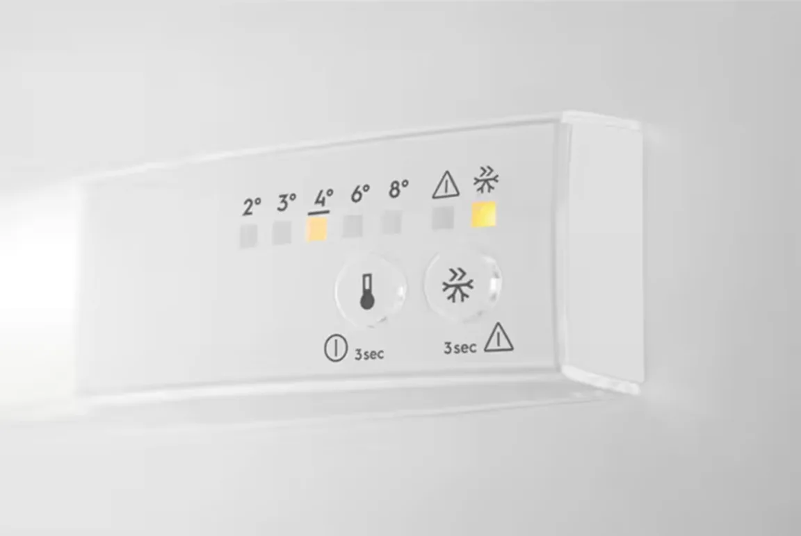 Холодильник Electrolux двокамерний вбудовуваний 54,6х177,2х54,9 см білий ударостійке скло