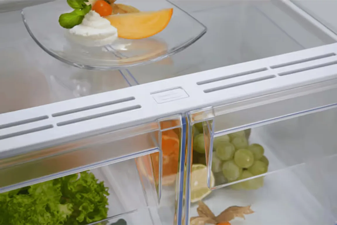 Холодильник Electrolux двокамерний вбудовуваний 54,6х177,2х54,9 см білий ударостійке скло