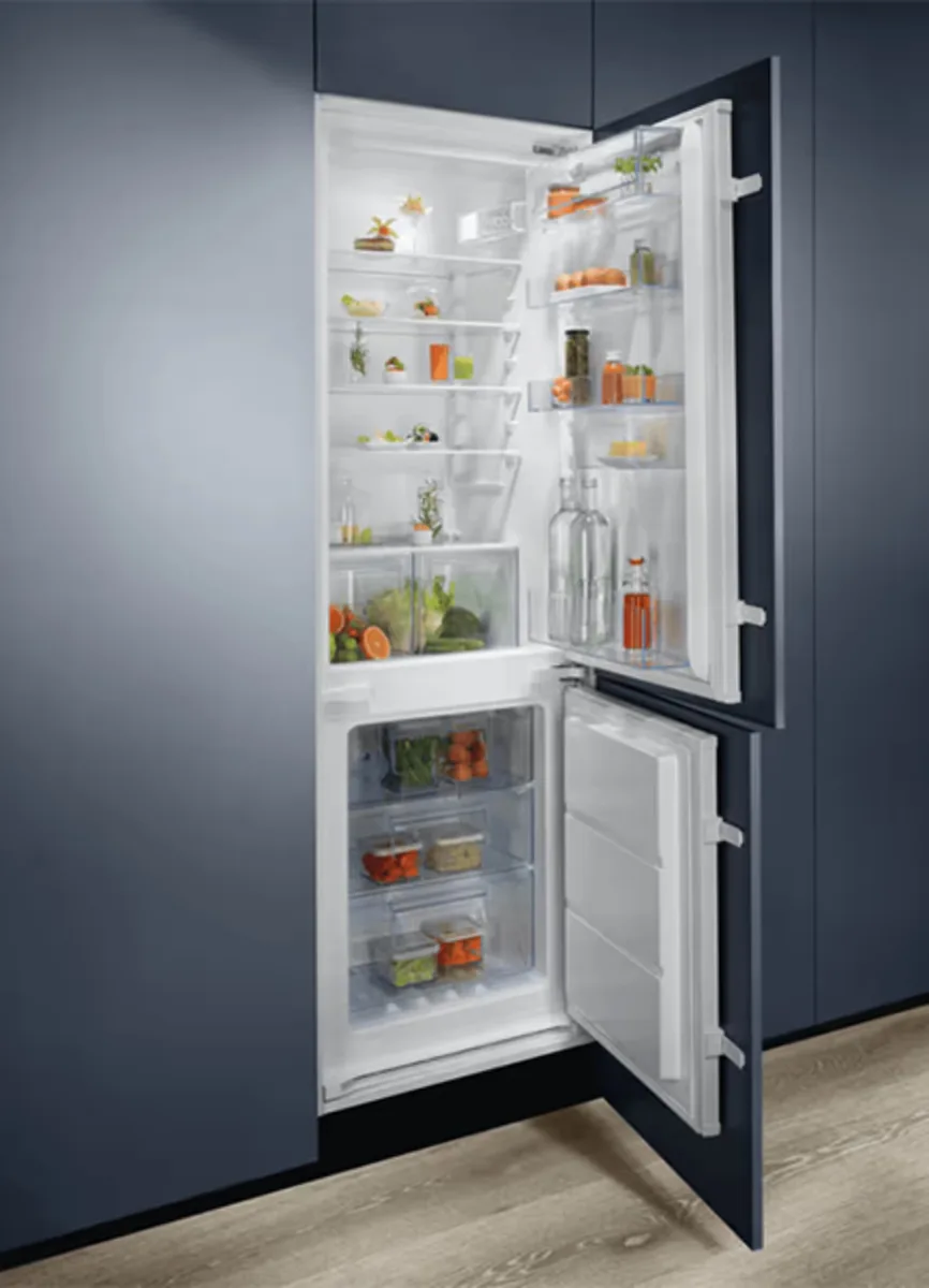 Холодильник Electrolux двокамерний вбудовуваний 54,6х177,2х54,9 см білий ударостійке скло