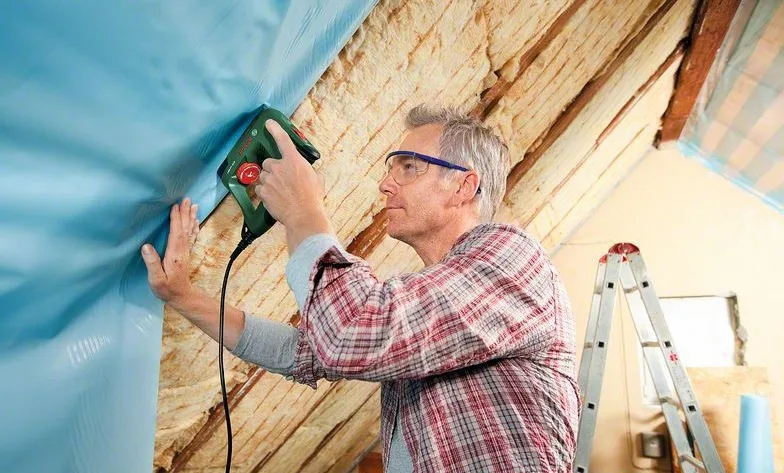Степлер-цвяхозабивач Bosch PTK 14 EDT, 6-14 мм, скоба тип 53, цвях 14 мм, 30 уд/хв, вага 1.1 кг.