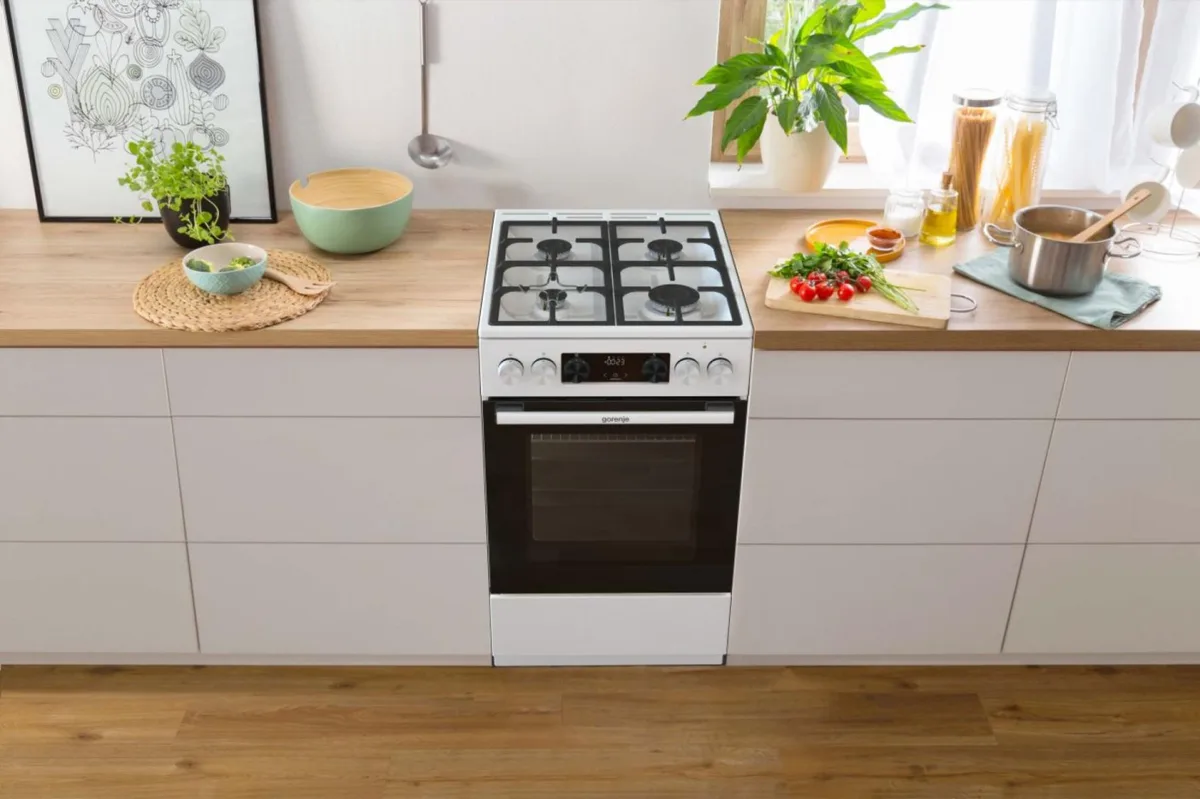 Комбінована плита Gorenje, 70л, 50x60см, з дисплеєм IconLed, чавунні решітки, біла.