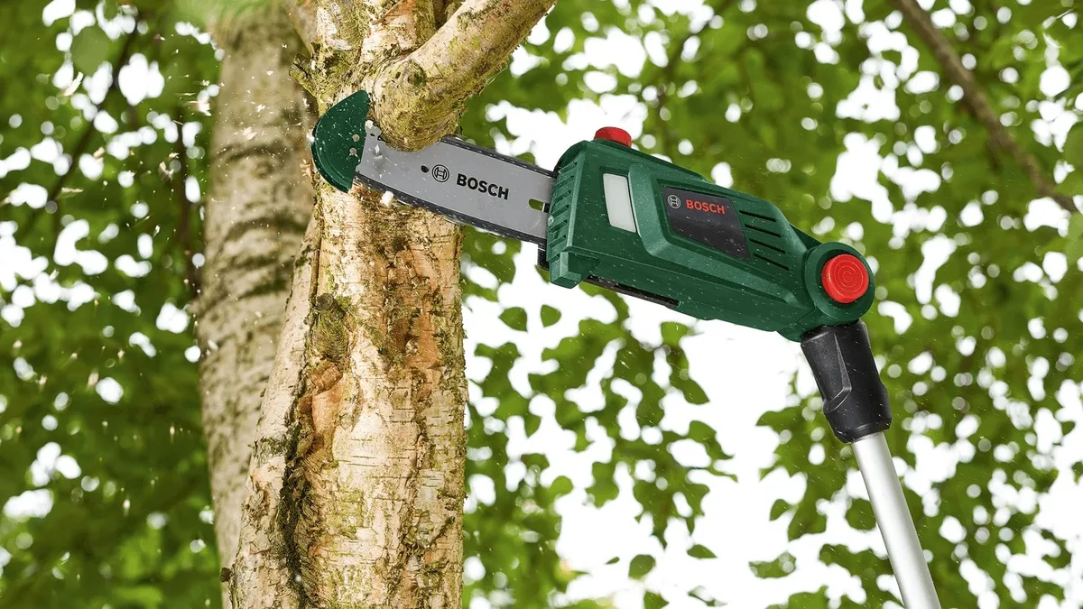 Акумуляторна ланцюгова пила Bosch UniversalChainPole 18В, довжина 210-260 см, шина 20 см, вага 3.6 кг, без акумулятора та зарядног