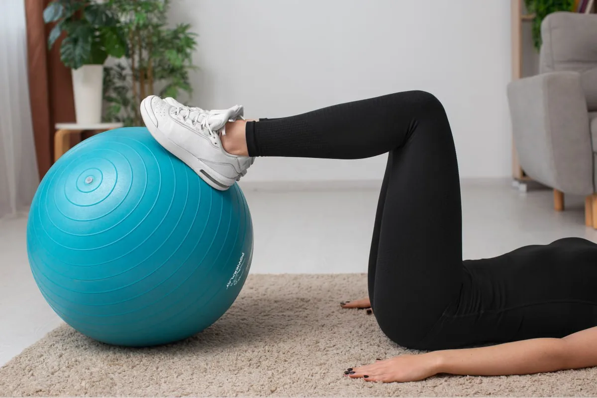 М'яч для фітнесу Active Point PVC 65 см М'ятний з помпою