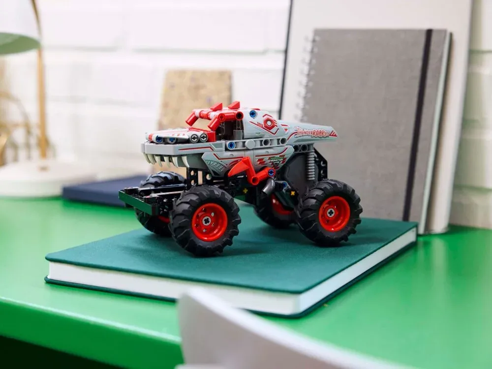 Конструктор LEGO Technic 7+ автомобіль різнокольоровий з інерційним двигуном