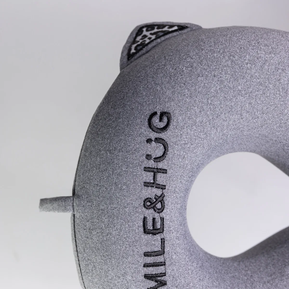 Подушка для шеи Smile&Hug Memory Foam U-образная 30х30х10 см Темно-серая