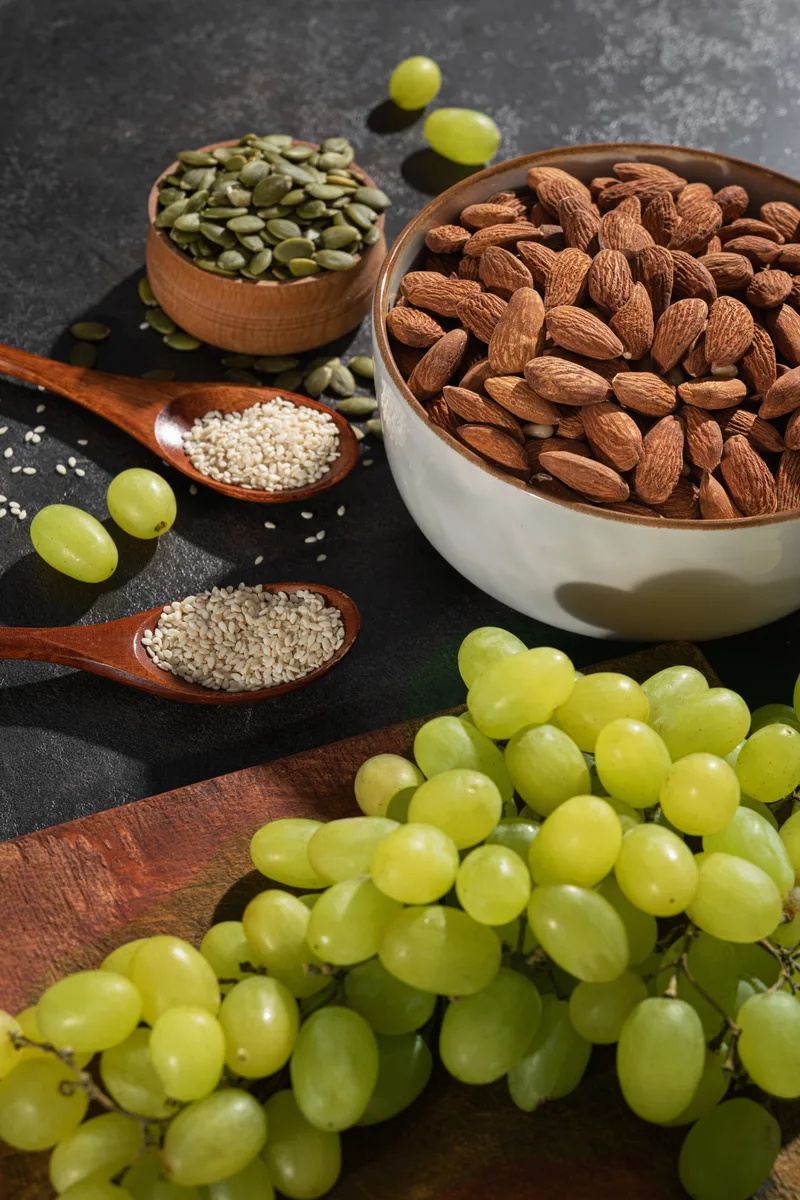 Набір граноли Chocolate Coconut, Nuts Trio 2 кг & Almond 500г у подарунок Gregory Mill
