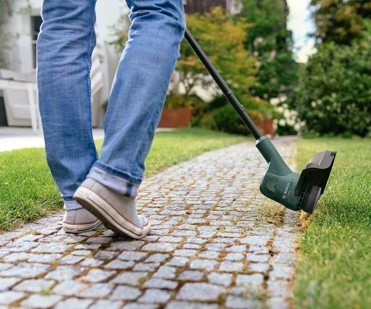 Акумуляторний тример для газону Bosch EasyGrassCut 18V-230 з батареєю 1х2А·год, 23 см, вага 2.2 кг.