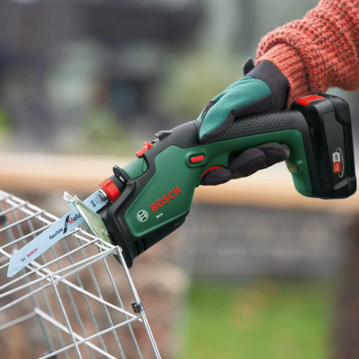 Акумуляторна шабельна пила Bosch KEO 18В, 1x2А·год, пропил до 80мм, хід 20мм, вага 1.4кг.
