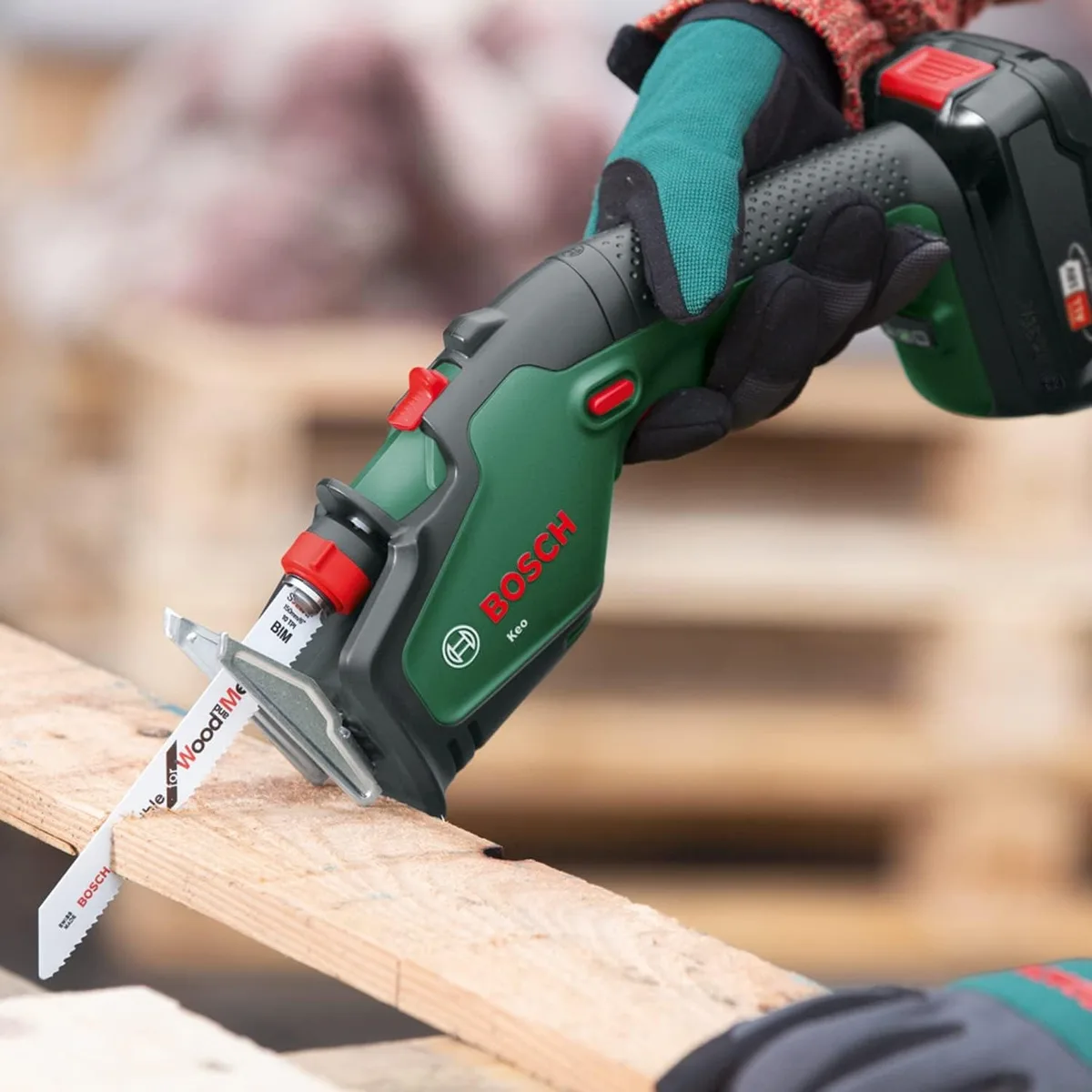 Акумуляторна шабельна пила Bosch KEO 18В, 1x2А·год, пропил до 80мм, хід 20мм, вага 1.4кг.