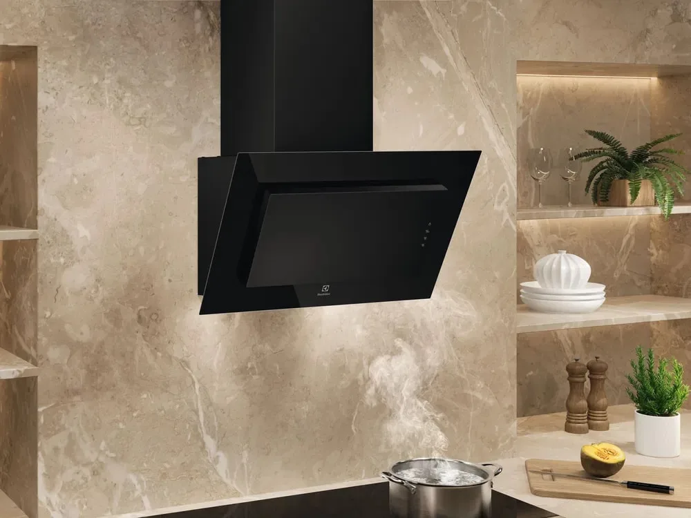Вертикальна витяжка Electrolux, 60 см, потужність 600 м3/год, чорного кольору.