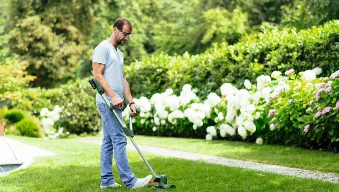 Аккумуляторный садовый триммер Bosch UniversalGrassCut 18V-260, 1х25А·час, 26 см, вес 23 кг